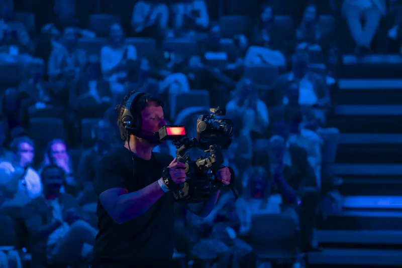 Christian Scheunert filmt mit Gimbal-Kamera vor den Zuschauerrängen