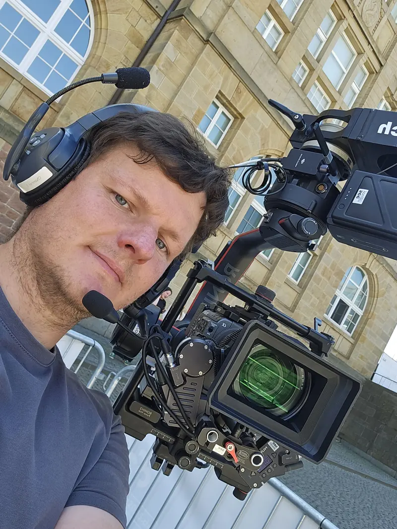 Christian Scheunert mit Headset an der Live-Kamera