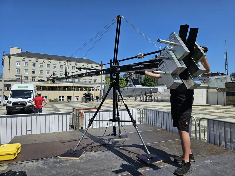 Kamerakran auf einem Podest bei einer Open-Air-Produktion in der Innenstadt