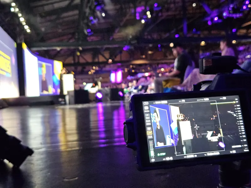 Kameramonitor mit Livebild der Bühne in einer Veranstaltungshalle