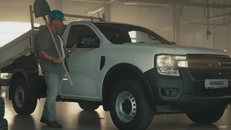 Pick-up in der Werkstatt des Autohauses Krause im Gegenlicht – Szene aus dem Imagefilm